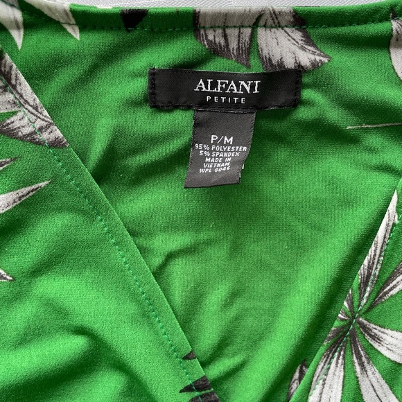 Alfani Womens Botanical-Print Top Ruched Sleeves and Sides, Petite Medium - Picture 3 of 3